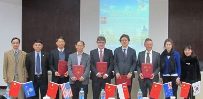 Image of Professor Peter Shepherd at the School of Pharmacy at Fudan University 